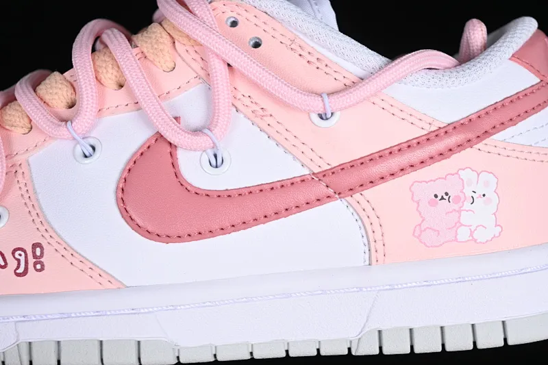All categories Nk SB Dunk series Nk SB Dunk Low low-top sneakers Nk Dunk Low Sanshi Laboratory Dopamine Foundation Hug Bear SB strap low-top casual sneakers DH9765-102